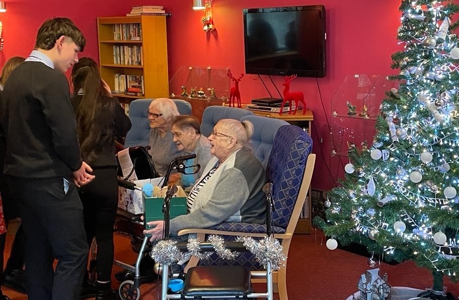 Students spread Xmas cheer as they delivered hampers made by tutor groups to residents of Petworth House in Great Holm & Radcote Lodge in Two Mile Ash. It was a lovely community event with students & residents having a chance to chat. We hope they enjoy their Xmas treats.🎄