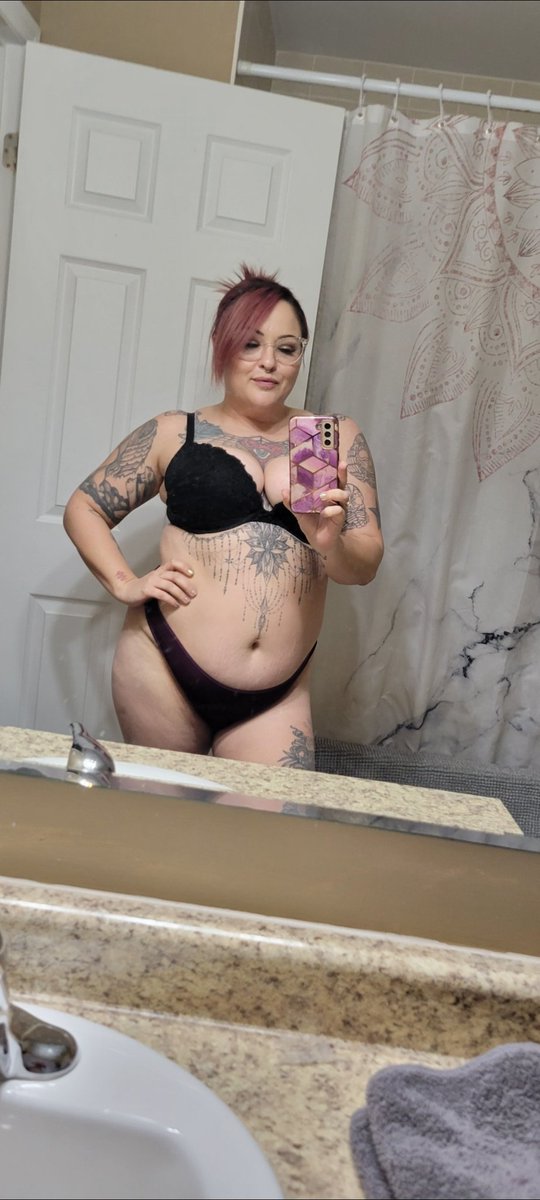 PrettyBug888's tweet photo. Happy Hump Day!!!
I have a deal on my accounts right now for 75% of my subscription price but it's only on until January 1st. 
@lemonsocial_ @OnlyFans 
#lemonsocial #onlyfans #onlyfansgirl #onlyfanspromo https://t.co/0BFo38MMMN