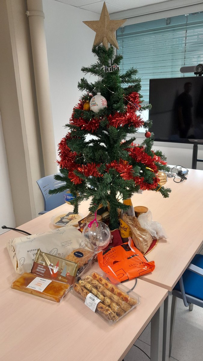 Quantic group celebrated its yearly Christmas breakfast today! Everyone brought their favourite food. We cannot disclose whether we were able to eat all of it...

Bones festes!!!🎄🎊🎁