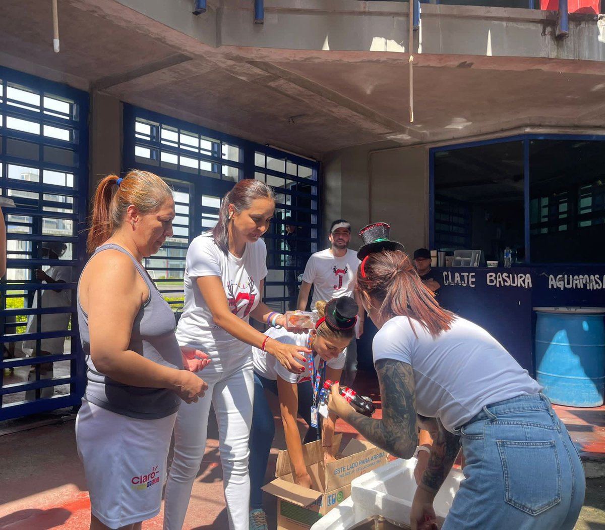 DefensoriaCol's tweet photo. 📍#ValleDelCauca | A través de nuestras #DelegadaMujerYGénero y #DirecciónATQ finalizamos un 2023 exitoso con las mujeres privadas de la libertad y población #OSIGD del centro penitenciario de Jamundí, creando nuevas oportunidades para ellas. https://t.co/8Is6MVbCur
