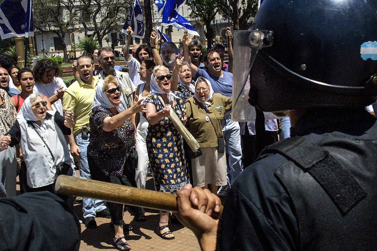 tiempoarg's tweet photo. 🔴 Represión del 2001: el ataque de la Montada a las Madres de Plaza de Mayo.

https://t.co/qFC9uMAUT2 https://t.co/UrvtGJowlP