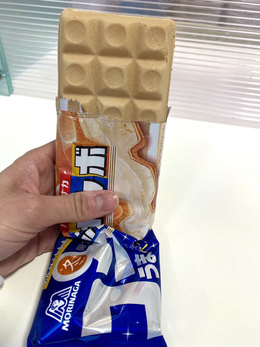 Uhulahlah's tweet photo. Ở VN ăn kem bọc bánh cá không ăn 

Phải qua Nhật ăn kem bọc bánh Morinaga mới chịu 🍦🍦

Nói thật là mình ghiền ăn kem của Nhật hơn ở VN vì kem có vị ngọt rất nhẹ, không ngọt gắt như kem ở VN đối với một đứa anti đồ ngọt như mình. 

Không chỉ mỗi kem, đồ uống tại Nhật cũng ngọt nhẹ, sữa tươi thì chỉ bán sữa không đường,...thế hỏi sao mà người Nhật có tuổi thọ thuộc hàng cao nhất thế giới. 🤩🤩

Quay về kem bọc bánh mà chiều Uyên mới ăn, kem có lớp vỏ bên ngoài giòn dai, kem bên trong vị Vani mát lạnh ngọt thanh, kem và bánh không mềm dính lẫn vào nhau. 

Uyên mua cây kem bọc bánh này có giá là 160 yên í 😍

Trời lạnh mà ngồi nhâm nhi cây kem này cũng chill phết đấy các bác ạ. Có dịp thì nhất định phải thử đừng bỏ qua nhé. 💪💪