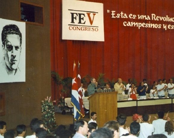 #Fidel: "Nosotros les decimos a nuestros jóvenes estudiantes... que el futuro está lleno de luchas que requieren conciencia, que requieren temple, que requieren espíritu revolucionario y que requieren conocimientos. Sabemos que contamos con una extraordinaria juventud".