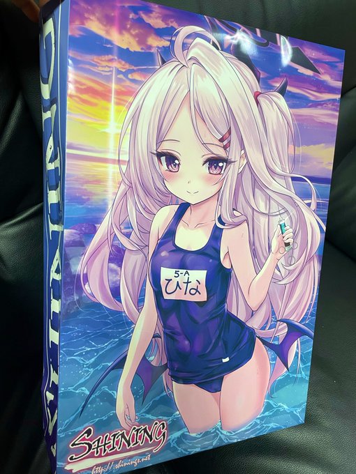 冬コミの新刊グッズセット用の紙袋サンプル届いたー 良い感じに水着ヒナ印刷されてます!