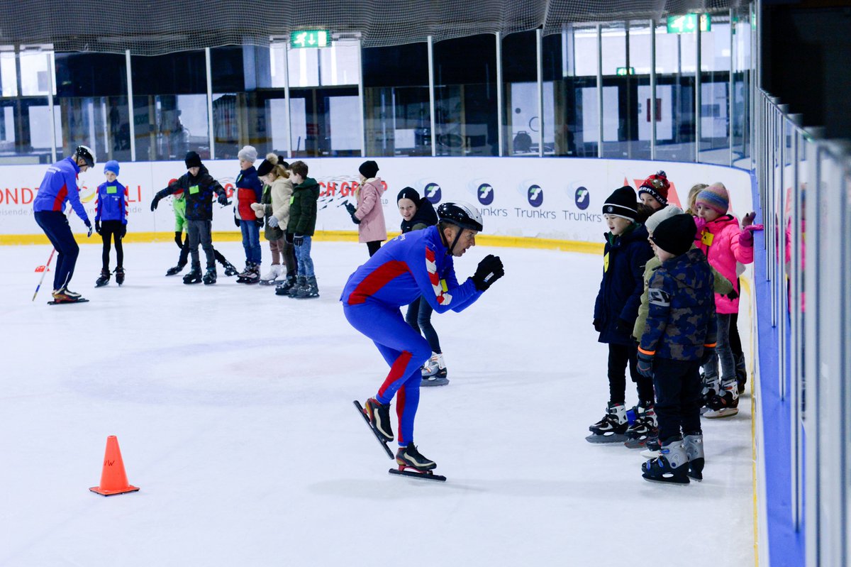 “Wij willen dat kinderen een keertje op het ijs hebben gestaan, dat ze een uur plezier op het ijs beleven”, zegt coördinator Bonnie Oude Elferink. “Dat ze als er weer geschaatst kan worden op natuurijs tegen hun ouders zeggen: Dat vind ik leuk, wil ik ook!”