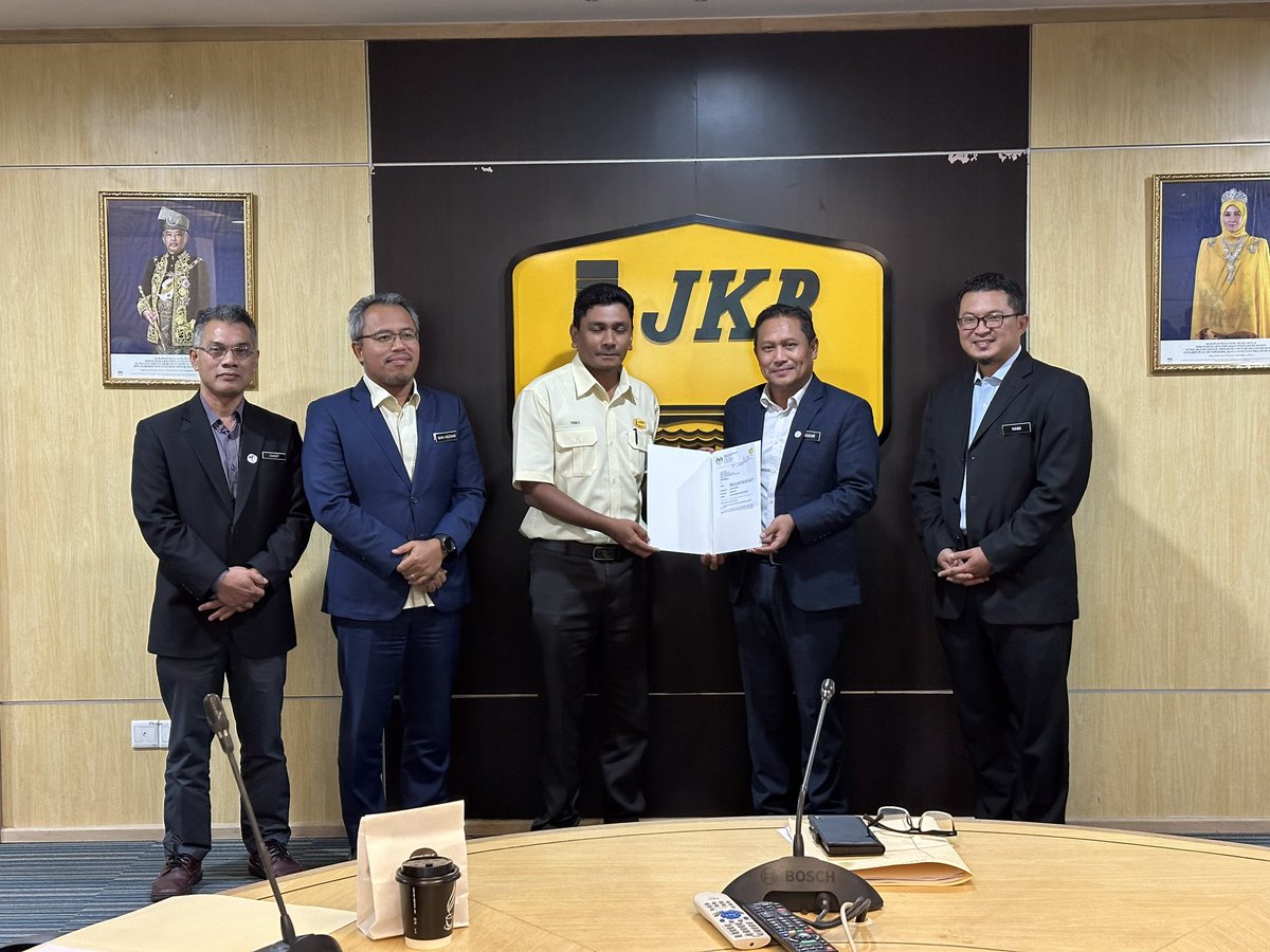 CawJalanJKR's tweet photo. 20.12.23-Majlis Penyerahan SST(2 in 1) bagi projek Membina Jambatan Gantung Kampung Kurnia Diraja,Tampin disempurnakan oleh PKCJ @IEsa2018 di Bilik Mesyuarat Utama,Tingkat 5,Blok F kepada Pri-Tiara.Hadir sama wakil KKDW &amp; CJ.
@badio64 @NasriZulkipli @IPJKR_Official @moworksmy https://t.co/8JJuIH3ulA