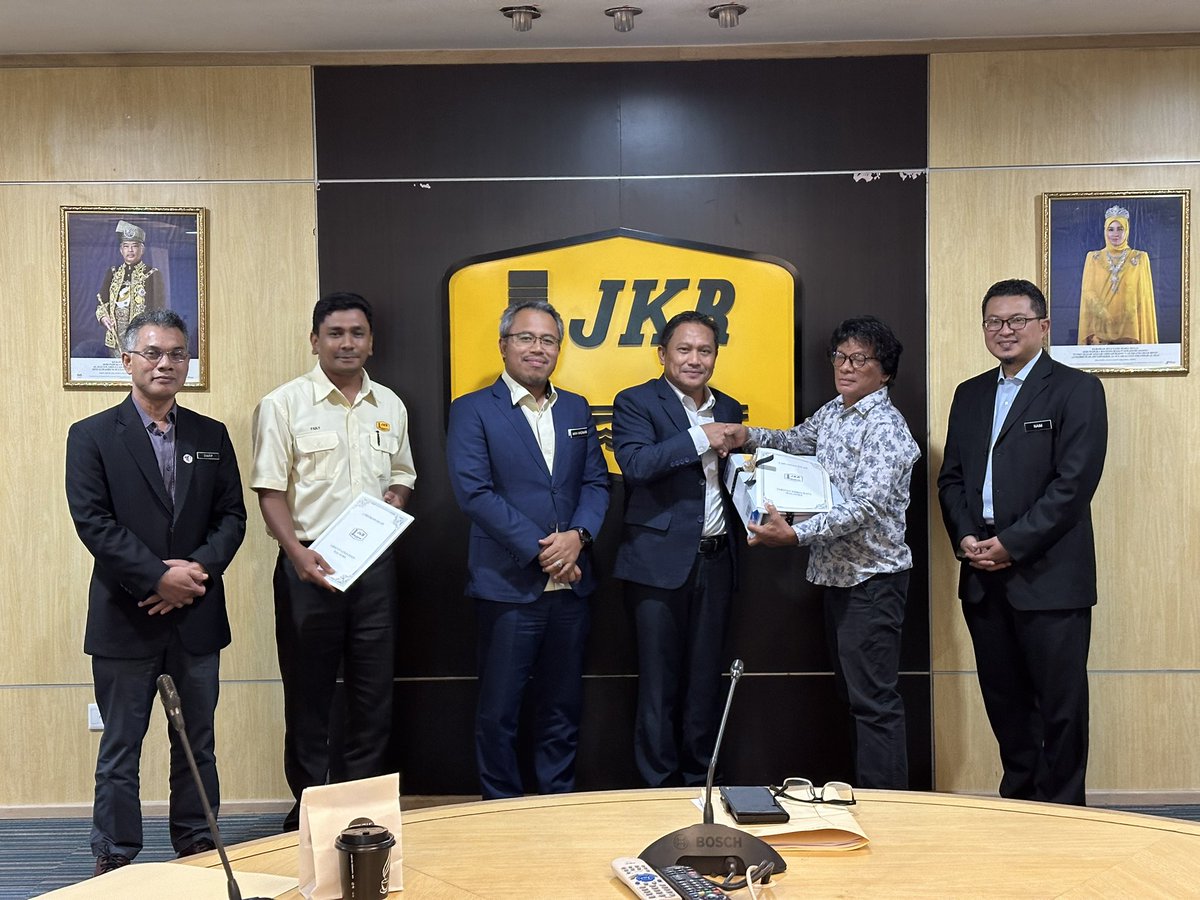 CawJalanJKR's tweet photo. 20.12.23-Majlis Penyerahan SST(2 in 1) bagi projek Membina Jambatan Gantung Kampung Kurnia Diraja,Tampin disempurnakan oleh PKCJ @IEsa2018 di Bilik Mesyuarat Utama,Tingkat 5,Blok F kepada Pri-Tiara.Hadir sama wakil KKDW &amp; CJ.
@badio64 @NasriZulkipli @IPJKR_Official @moworksmy https://t.co/8JJuIH3ulA