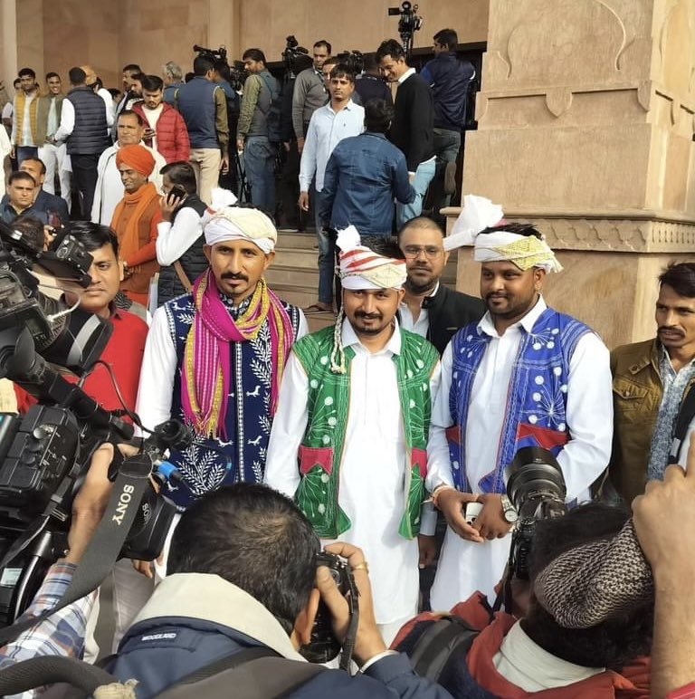 किसी ने हिन्दी में शपथ ली तो किसी ने राजस्थानी भाषा , संस्कृत भाषा मी शपथ ली लेकिन आज राजस्थान विधानसभा में तीनों विधायक अलग ही छाप छोड़ गये । 

इंसान कितना ही बड़ा बन जाये लेकिन अपनी परंपरा, संस्कृति को कभी नहीं भूलना चाहिये ।