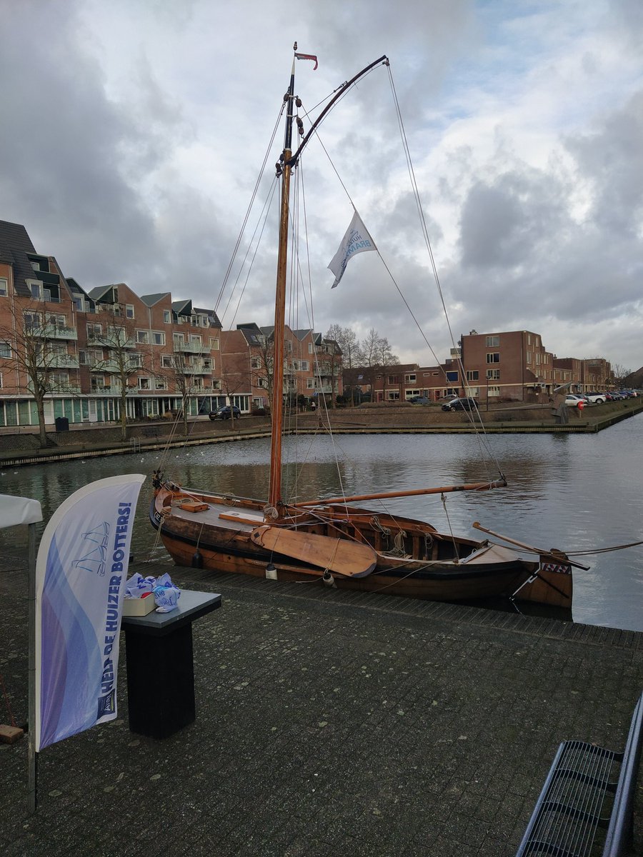 Ook de botter ligt klaar het is wachten op de verlichting #stichtinghuizerbotters
