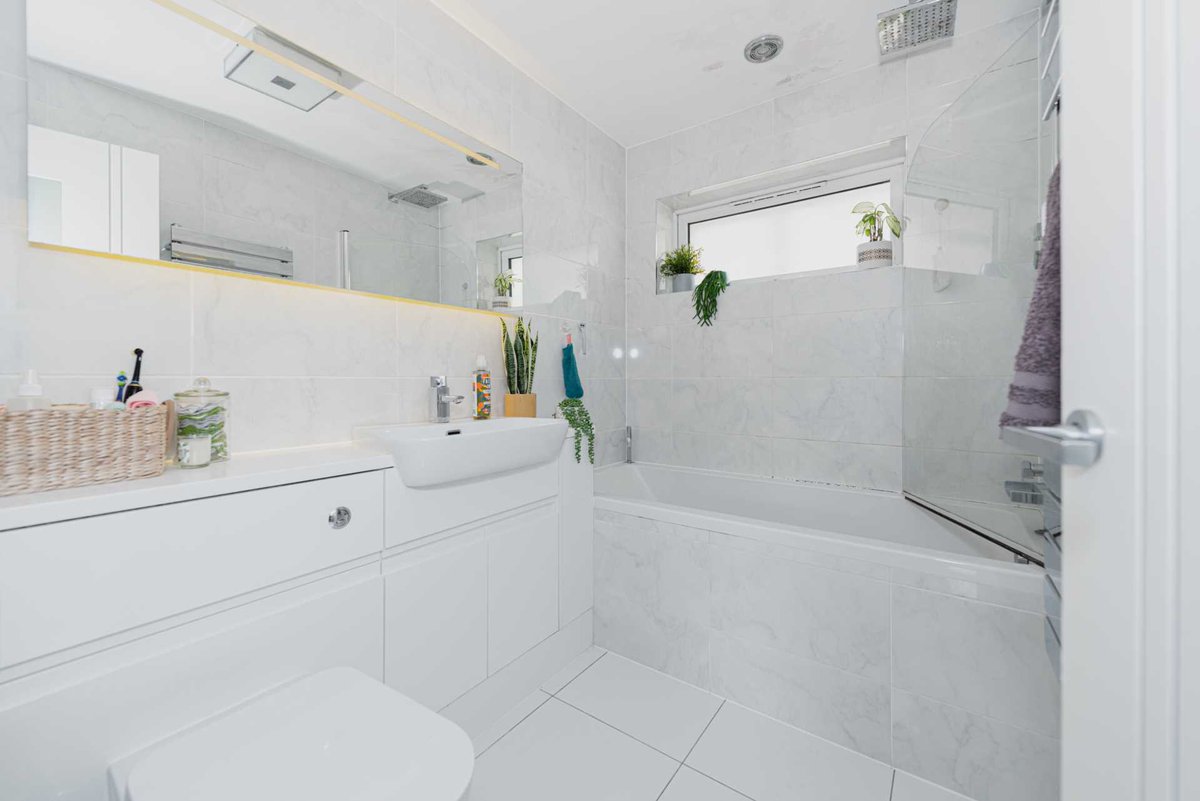 Our *LETTING OF THE WEEK*

Royal Drive, Epsom £2,300pcm

The Personal Agent are proud to present this extended, beautiful bungalow located in Royal Drive, a quiet cul de sac just a stones throw from Epsom Downs and Tattenham Corner Station.

thepersonalagent.co.uk/property/royal…