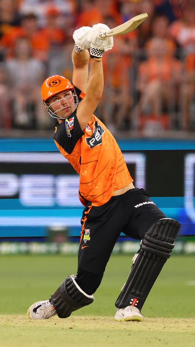 Aaron Hardie was seeing them like beach balls! 🏖️ #BBL13 📹 Credits: Twitter/BBL