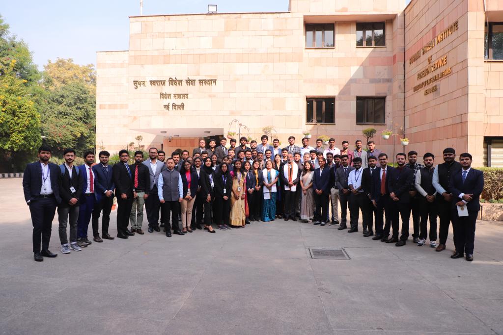 Dean @Dhamugaddam interacted with 75 IIT Madras students at SSIFS today, in a lively discussion on India's Foreign Policy priorities. @MEAIndia