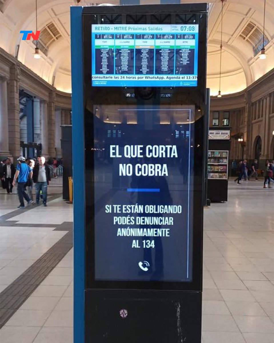todonoticias's tweet photo. "Si va a ajercer su derecho a protestar, tome en cuenta que solo lo puede hacer en lugares habilitados": el mensaje que el Gobierno transmitió en las pantallas de la estación de trenes de Constitución https://t.co/b7sc8qGeDE