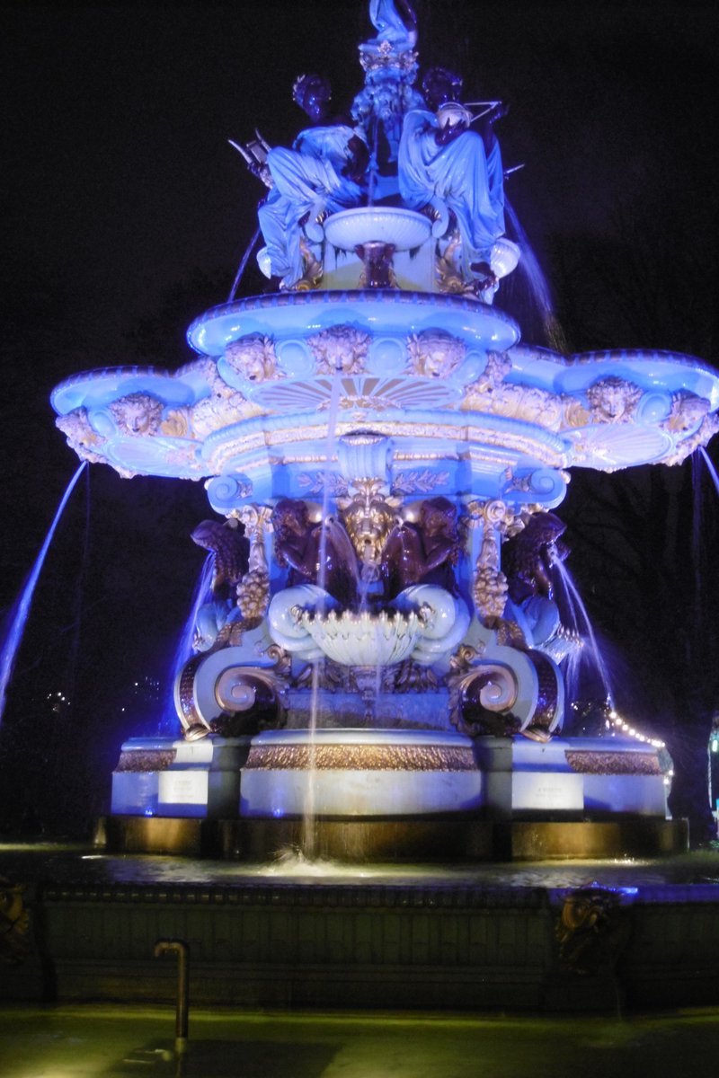 5thLackey's tweet photo. #IronworkThursday @SBlandfo #Ross #Fountain erected 1870-2 #Edinburgh Sculptor #JeanBaptisteJulesKlagmann Splendidly refurbished & floodlit soaring above the surrounding seasonal funfair £2000 for the purchase of the fountain was given by #DavidRoss a local gunmaker. https://t.co/UzO6xuEDdg