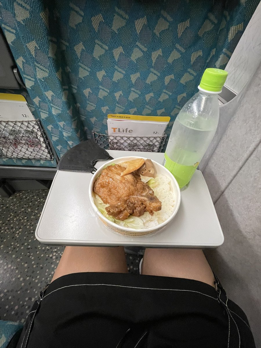 事情是這樣的開開心心吃排骨便當 幹媽的我知道行李箱很大 叔叔你也很大隻我也很大隻但是我很努力的在往旁邊靠了
我都快急哭了那天 我還穿裙子 你的褲子摩擦到我的大腿的時候只有滿滿的不適 
腿貼著腿那種感覺🥺 我又不能站起來🤔這種時候怎麼辦 但好像也不能怎麼辦😔 https://t.co/RvISxY70fi