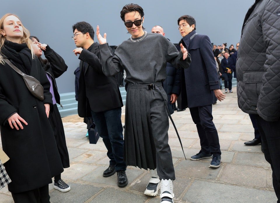 j-hope’s photo at the Dior Men fall 2023 show in Paris was selected by the editors of Vogue as one of their “Favorite Street Style Photos of 2023.” 🔗 tinyurl.com/5n7d6u3f #jhope #제이홉 #방탄소년단제이홉