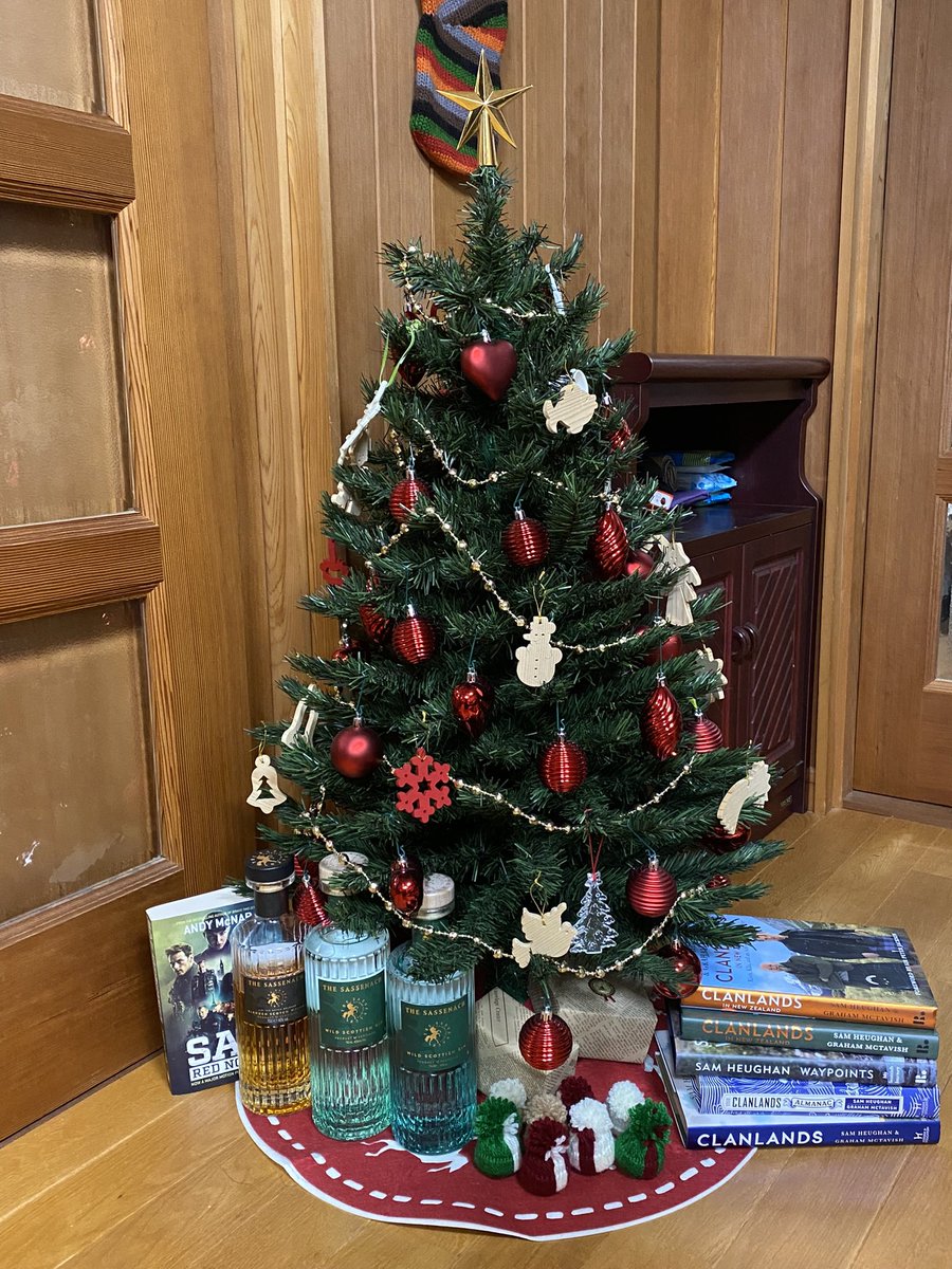 eritaro333's tweet photo. Now, I can enjoy the holiday season to the fullest🥃🍸📚Thank you 😘@SamHeughan @SassenachSpirit https://t.co/hVROy96Ztn