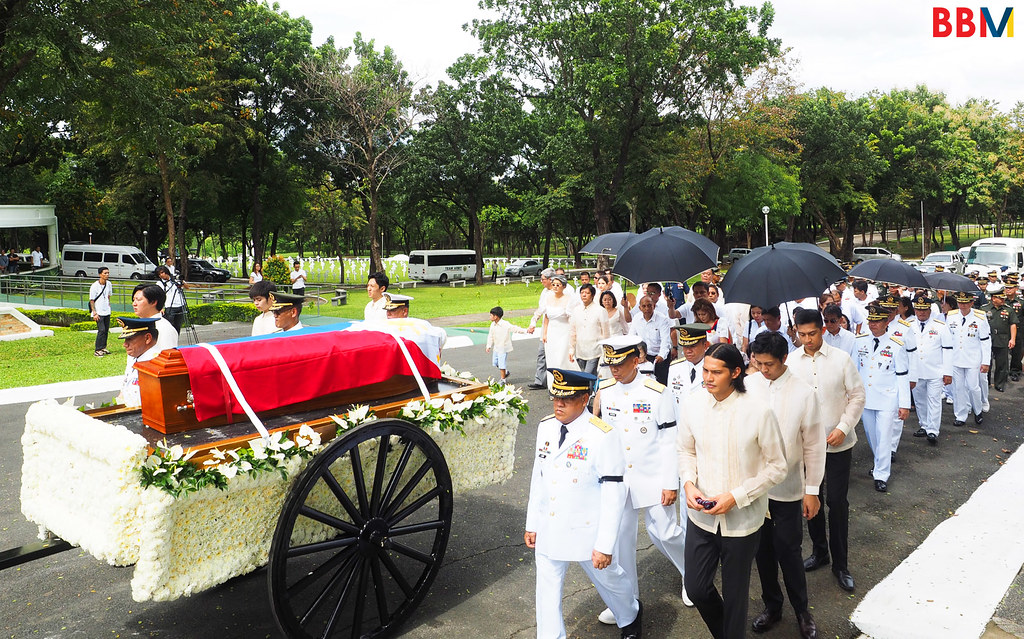 Former President Ferdinand E. Marcos, Sr. buried at the Libingan ng mga Bayani, 5 months after Rodrigo Duterte assumed office. Refresh lang tayo, mukhang nag kaka-amnesia na kasi ang mga Loyalista.