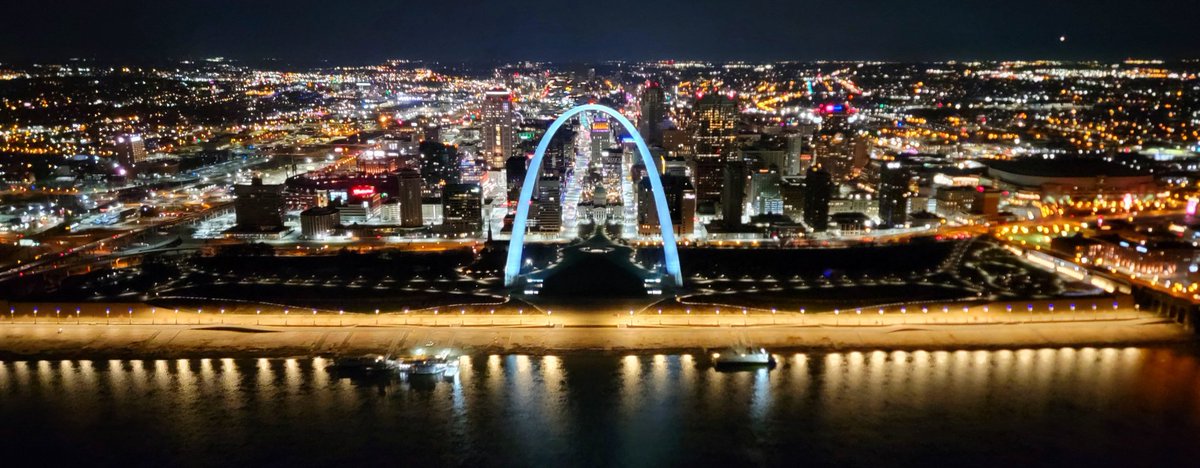SkyFOXSTL's tweet image. .@BommaritoAuto SkyFox showing the new lights on the @GatewayArchSTL this morning just before sunrise. @FOX2now