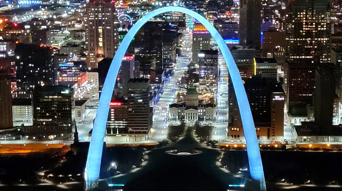 SkyFOXSTL's tweet image. .@BommaritoAuto SkyFox showing the new lights on the @GatewayArchSTL this morning just before sunrise. @FOX2now