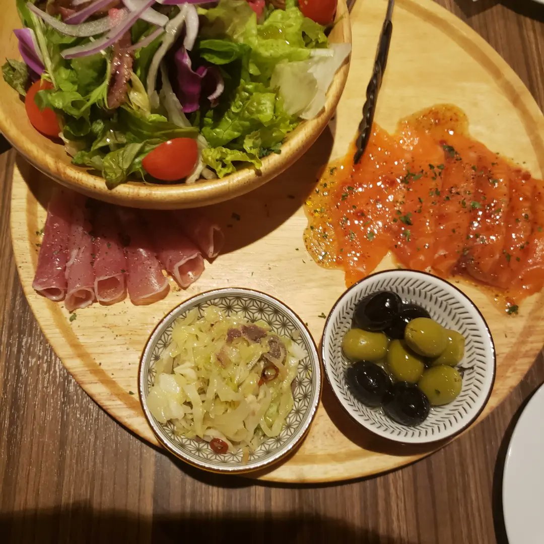 Lynx0341's tweet photo. 野菜もさ?食べたけど、お酒も飲んだし肉メインの店だったので…
お腹いっぱいf(^^;
やらかしたよ、はい。←
帰ったら晶三仙と五行草飲みます🤣
で、また明日から養生します。
#忘年会
#MeatHouse
#やらかし案件
#スタバも寄った
#久々のフラペチーノ https://t.co/B7IdRygQ8U