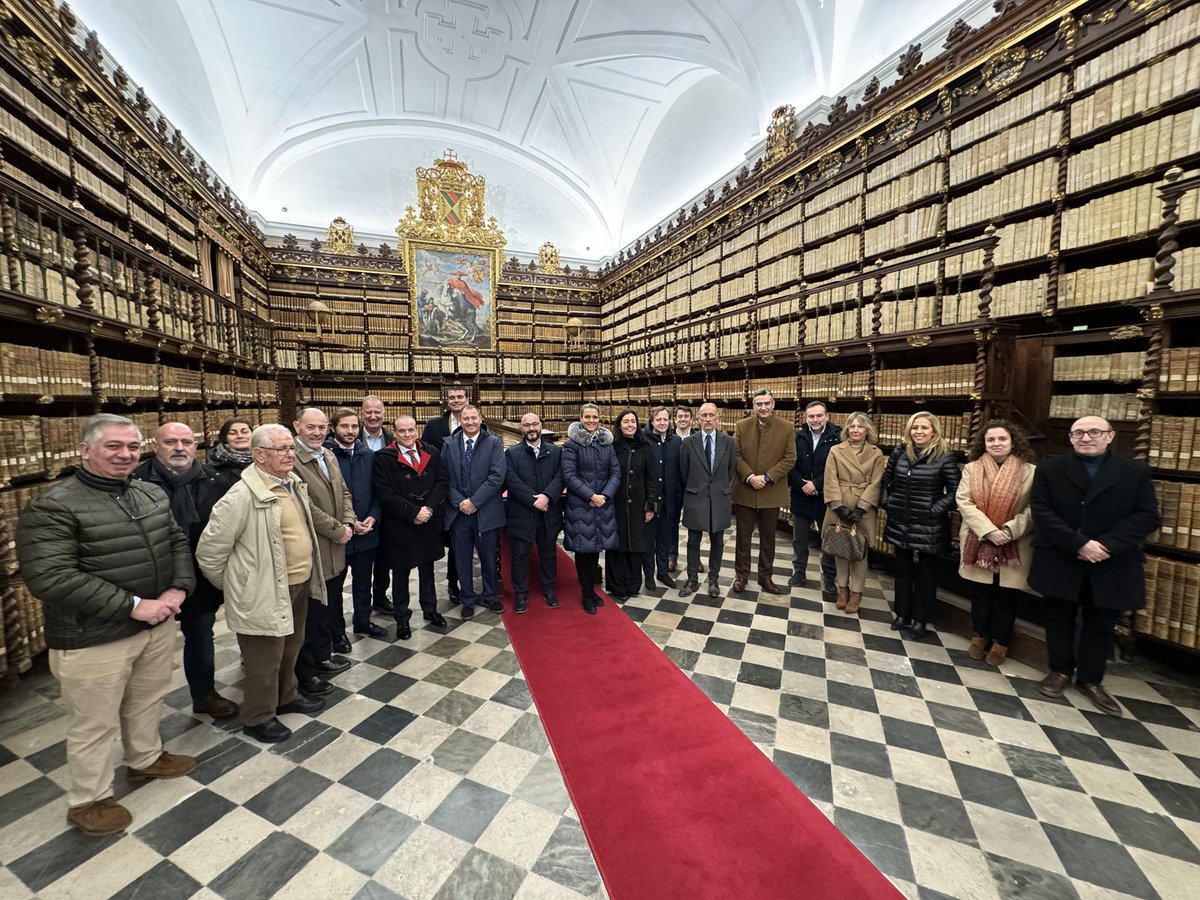 CEOEValladolid's tweet photo. Tras la reunión de Junta Directiva, han tenido oportunidad de conocer la Biblioteca Histórica de la Universidad de Valladolid https://t.co/knwaRKugKo