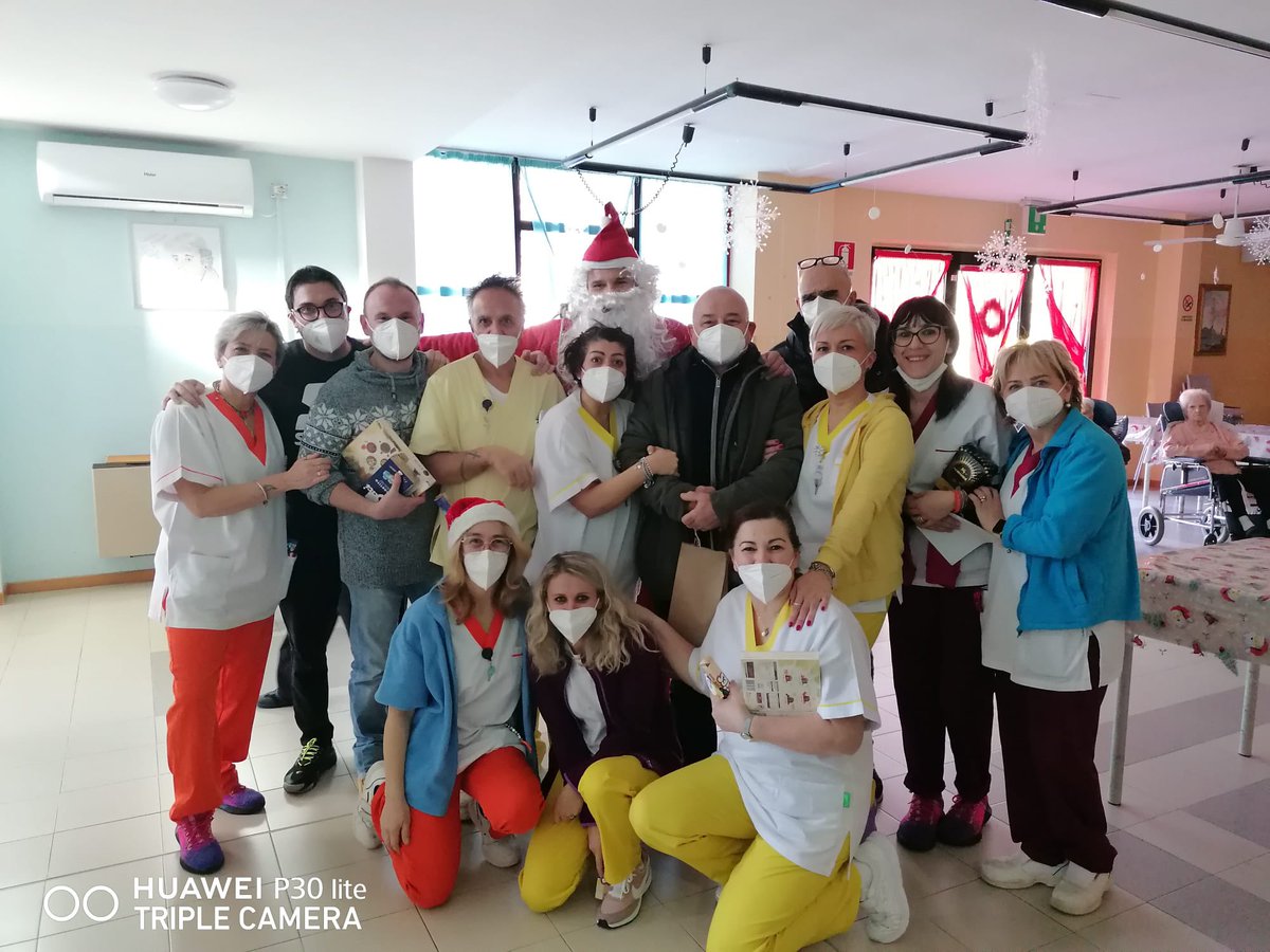 Artventuno's tweet photo. I volontari del presidio di @Artventuno Alto Chiascio Umbria insieme all’associazione #Guardoavanti si sono recati alla casa di riposo Easp di #GualdoTadino per consegnare piccoli dolci agli ospiti della struttura. Domani si replica con i ragazzi diversamente abili del #Germoglio https://t.co/0FP8aePBDW