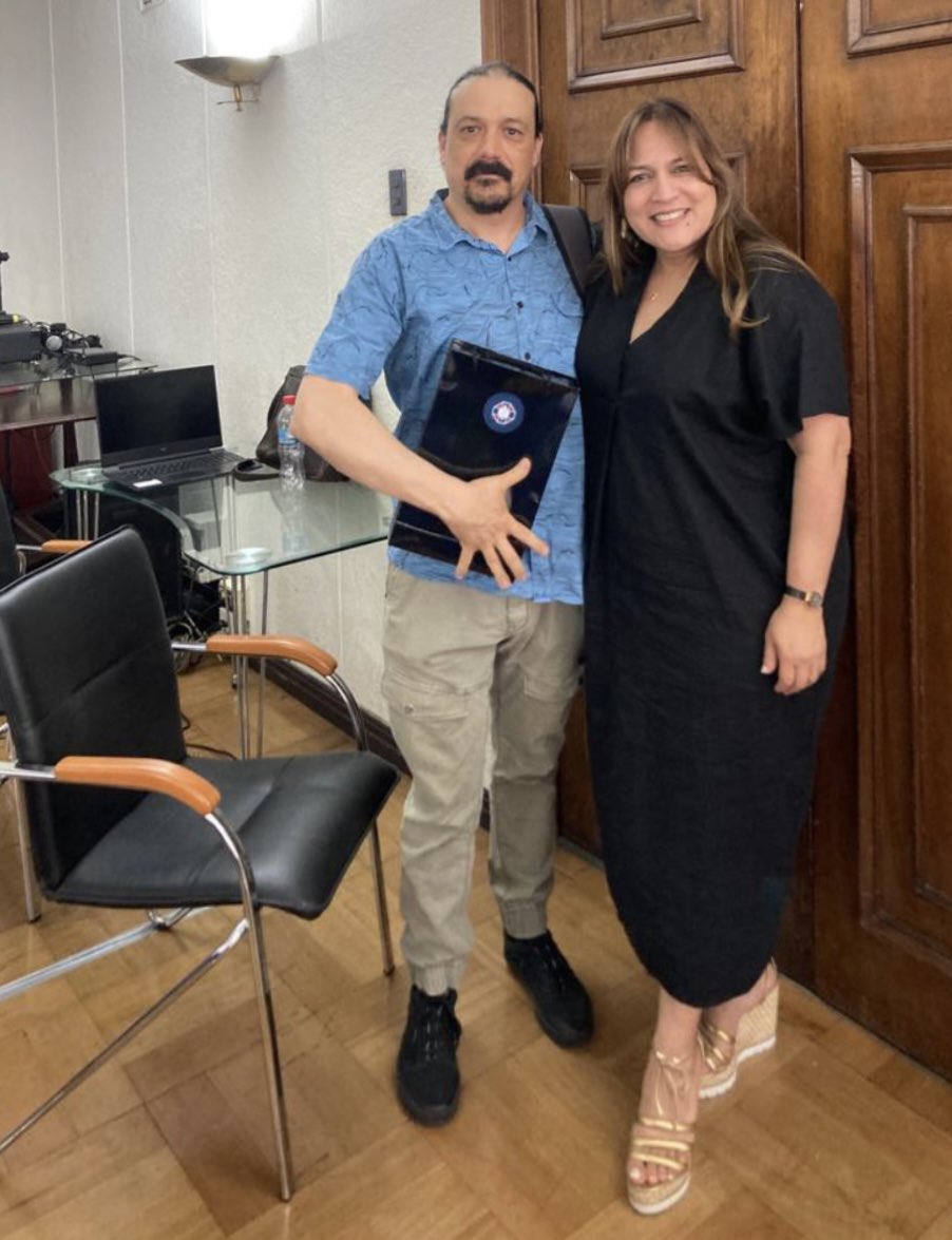 medicosapschile's tweet photo. Nuestra presidenta @IngridIngridk entrega un presente al Dr. Camilo Bass del Campo, por haber expuesto durante la segunda reunión ampliada de directiva nacional de #APS, “Desafíos para mejorar el sistema de Salud”@colmedchile https://t.co/P2OqustBIX