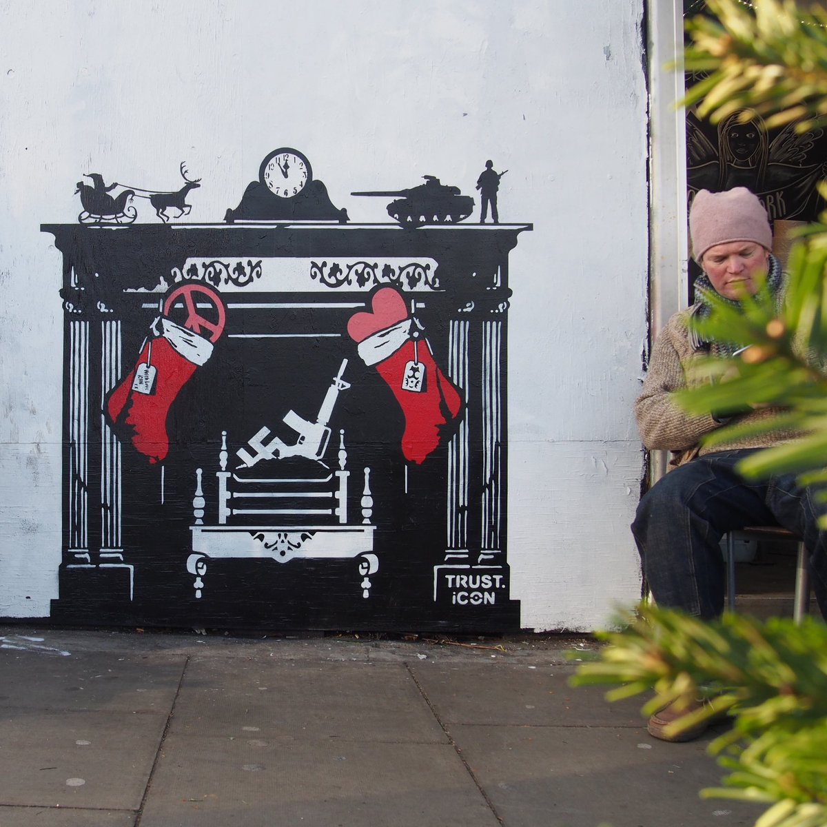 🎄WiSH LiST 

Christmas Past, North West London. 

🙏✌️❤️

#trusticon #xmass #christmas #wishlist #santa #christmastree #christmaspresents #war #peace #love #hate #alliwantforchristmas #christmastime #fireplace #stockings #stockingstuffers #urbanart #streetart #streetartlondon