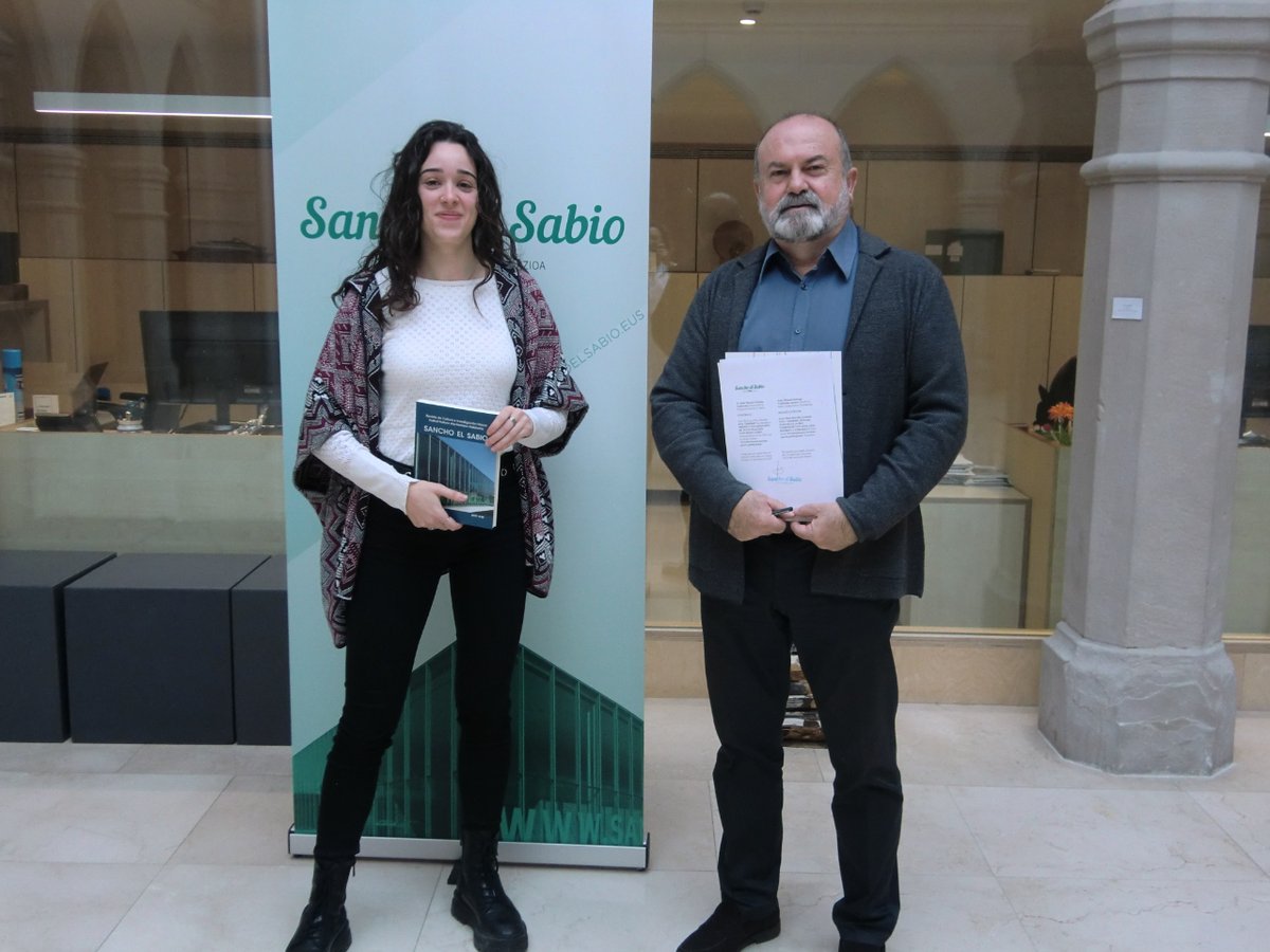 La Fundación Sancho el Sabio premia, en el #Certamen Universitario de Investigación 2023, el trabajo en euskera de la filóloga <a href="/_Leyro/">Leyre Rojo</a> titulado "Erronkarieraren ikerketa-egoera gainbegiratuz" (Supervisando el estado de investigación del roncalés).
#CulturaVasca #EuskalKultura