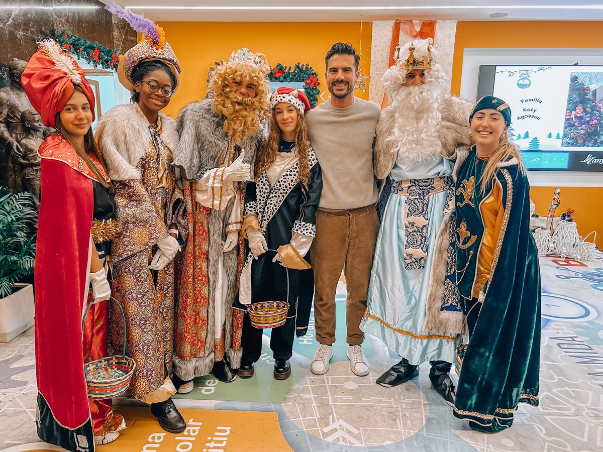 aitorarriaga_b's tweet image. 🤩🎄Bon Nadal i que el 2024 ens porti grans moments per compartir 🎁🐫 Sigueu bons! 😉 #nadal #josocmanyanet #juntsiambesperança #familiamanyanet @EscolesManyanet