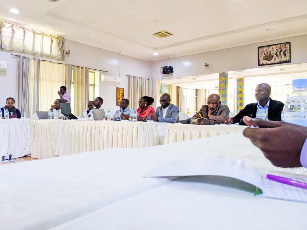 AdecorRwanda's tweet photo. DG @NshimiOctave : I would like to thank #ADECOR for organizing this meeting that brought us together, in the series that increases the value of vegetables
@RwandaAgri is grateful for the contribution of the #GF4Cs project to the development of agriculture in #foodsecurity...1/2 https://t.co/VzAcjdNGDC