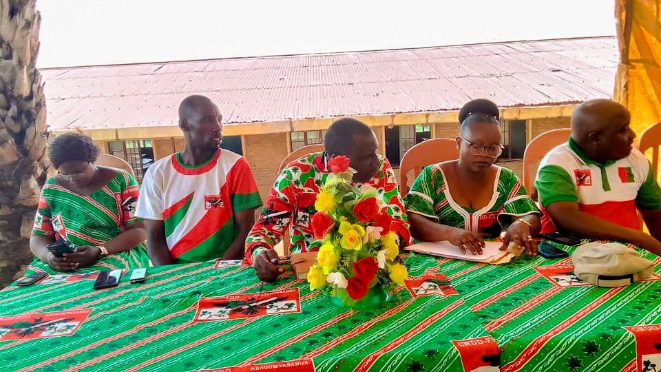 Bujacnddfdd's tweet photo. Kur'uyu wa 20/12/2023, biro y'umugambwe @CnddFdd muri komine #Mpanda,yagendeye Imitumba ya #Busongo na #Muyange mu ntumbero yo kwibukanya ibijanye no kwitegurira neza amatora twimirije ya 2025 na 2027,kumenyana,no kwibukanya ibijanye n'inyigisho z'akarangamutima
@DorianeMunezero https://t.co/yamMrDsXg4