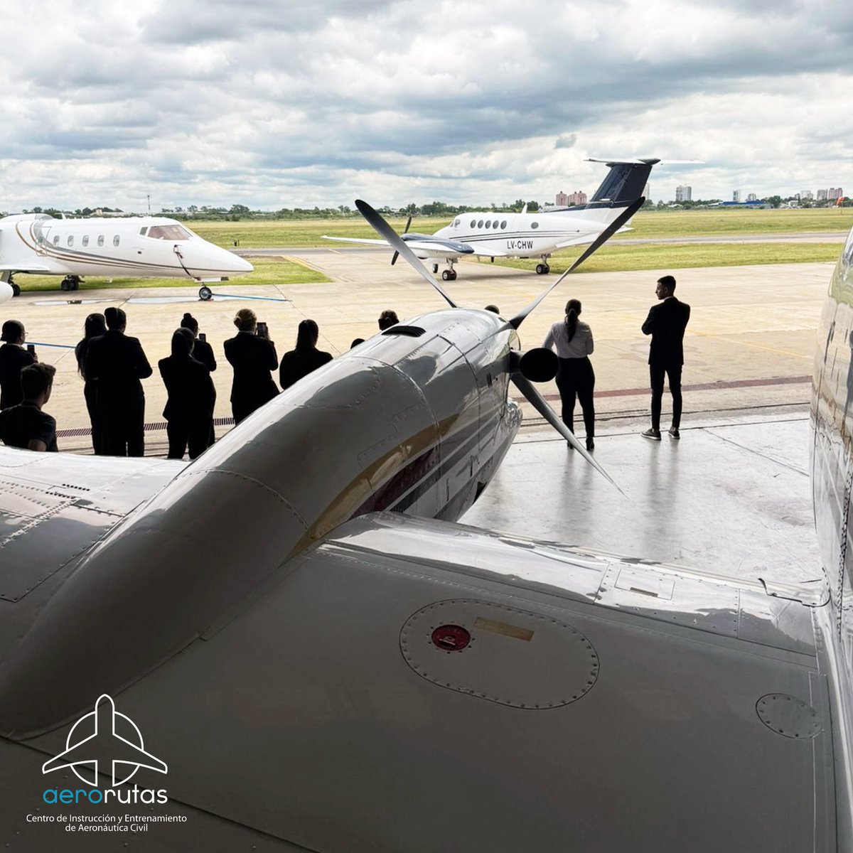 FlySafeGroup's tweet image. 𝗧𝗖𝗣 💬 𝗖𝗵𝗮𝗿𝗹𝗮 𝗜𝗻𝗳𝗼𝗿𝗺𝗮𝘁𝗶𝘃𝗮
Recibimos al segundo grupo de @cedeba_ar en Aerorutas CIAC, para brindarles una charla informativa sobre la carrera de 𝗧𝗿𝗶𝗽𝘂𝗹𝗮𝗻𝘁𝗲𝘀 𝗱𝗲 𝗖𝗮𝗯𝗶𝗻𝗮 𝗱𝗲 𝗣𝗮𝘀𝗮𝗷𝗲𝗿𝗼𝘀 en la aviación ejecutiva.

flysafegroup.com