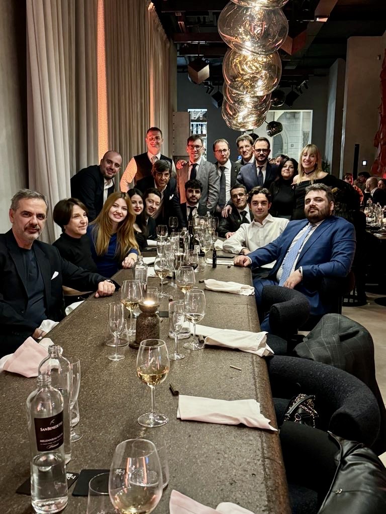 ARC_RealEstate's tweet photo. Nella preziosa cornice del #THEMANZONI Design Restaurant, nel cuore della Milano più raffinata, si è tenuta la consueta reunion della #ARCREALESTATE S.p.A. per la cena natalizia🎄e lo scambio reciproco degli auguri. 
ARC augura a tutti un Sereno Natale e un Felice Anno Nuovo!💫 https://t.co/JxZYx3fM9l