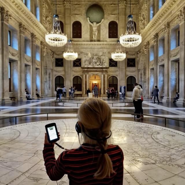 Ontdek deze kerstvakantie het Koninklijk Paleis Amsterdam! Bewonder het gebouw met imposante beeldhouwwerken en bekijk kunstwerken van onder anderen Govert Flinck en Ferdinand Bol. Toegang en een speciale audiotour zijn gratis voor kinderen tot 18 jaar. paleisamsterdam.nl/bezoek/voor-fa…