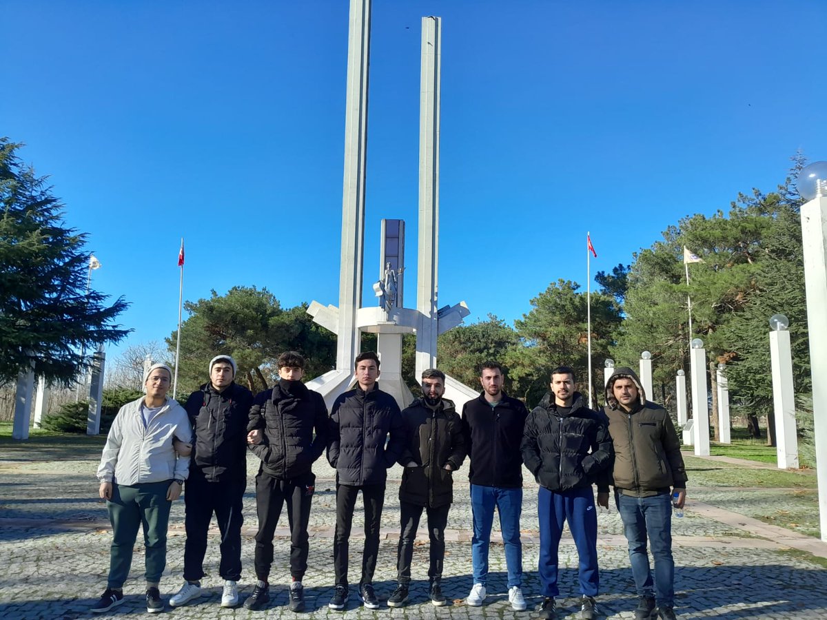 Erdemzgren1's tweet photo. Gülşeni Yurt Müdürlüğü'ne yeni kayıt yaptıran öğrencilerimize Edirne gezisinde şehrimizi tanıttık. Kapıkule gümrük kapısı, sağlık müzesi, karaağaç ve Lozan Anıtı'nı ziyaret ettik. @mehmet_dari @mustafacakirkyk @EdirneKYGM @GSB_Edirne https://t.co/ihVp6DMrJn