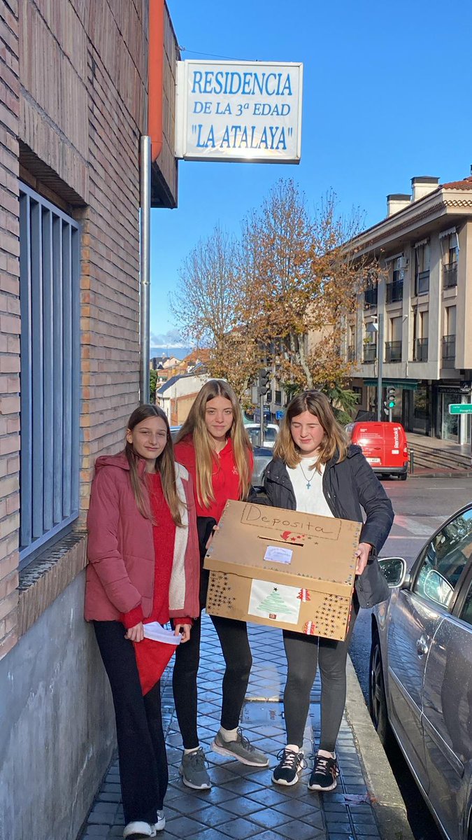 IesGerardoDiego's tweet photo. Miércoles 20.  Una muy nutrida representación de  alumnos ha acudido a  residencias  a entregar una felicitacion navideña personalizada y a cantar unos villancicos con nuestros mayores.  No podemos olvidar  la  educacion los valores. Gracias a  los organizadores. https://t.co/GDuftVkb9z