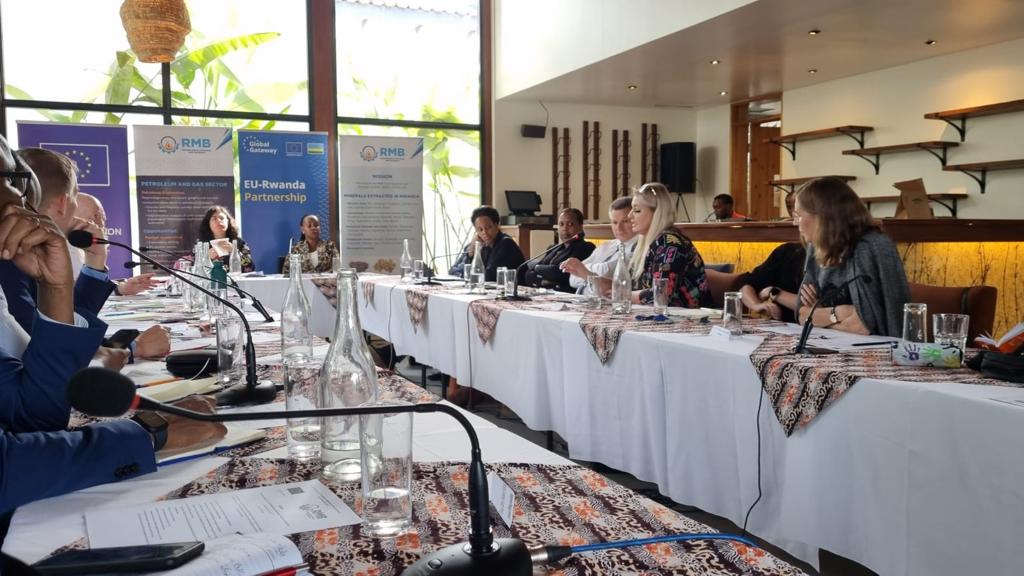 Mark Robinson, Executive Director of the EITI and Cecile Billaux, Head of Unit Trade, visited LuNa Smelter. 
#ResponsibleMinerals #BlockChain #ResponsibleProduction #tin #Africa #Rwanda #LumaHolding #CRM #EITI #EIB #GreenTin