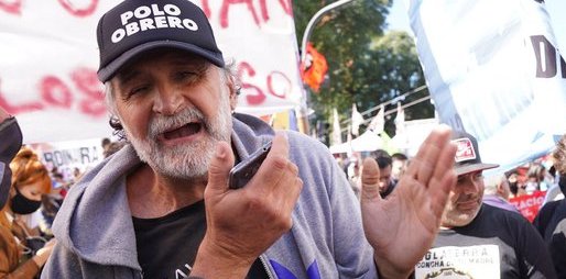 MARCELOFAVAOK's tweet photo. BELLIBONI COBRA MENSUALMENTE ...

$93.600.000 

LES QUITA EL 2 POR CIENTO, A CADA PERSONA QUE COBRA EL PLAN SOCIAL. EL DINERO MANTIENE AL "POLO OBRERO". QUE OBVIAMENTE MANEJA EDUARDO BELLIBONI. https://t.co/Yqseapv8BU