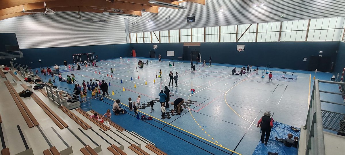 Ce matin,le gymnase de Brec'h s'est transformé en terrain d'aventure pour nos jeunes athlètes de Matern'Athlé !
De la course au saut en passant par les différents lancés ainsi que par le Colo'lympique, nos tout-petits ont montré leur énergie débordante et leur esprit sportif.