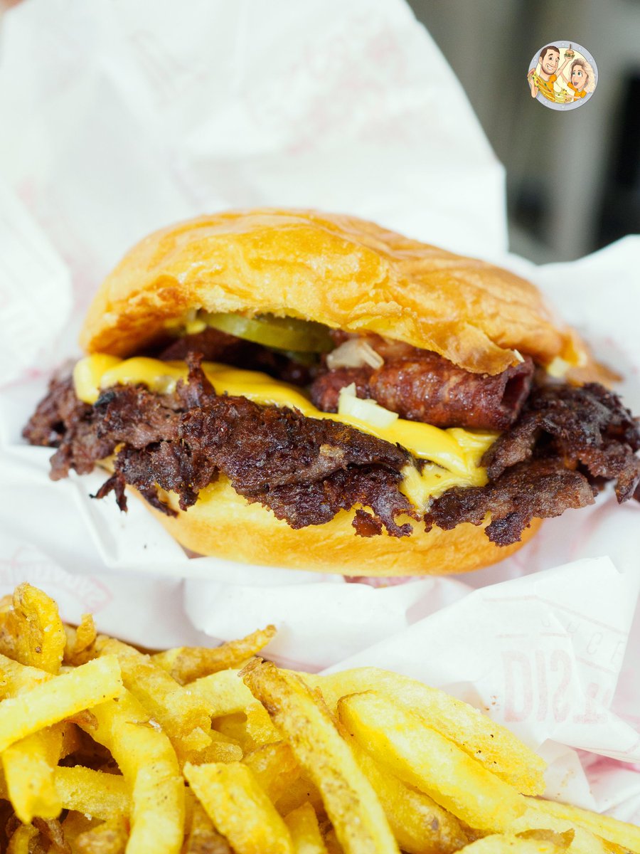 Comerbienabuenprecio (@comerbienmadriz) on Twitter photo 🍔Smash burger doble de bacon con queso en <a href="/sabeadistrito/">Distrito Burger</a>. Dos discos de carne jugosos y crujientes en la periferia, queso americano fundido, cebolla, pepinillos, mostaza y ketchup. Patatas ilimitadas por 3,20€.
💵 8,70€
📍 Distrito Salamanca, Retiro, Moncloa-Aravaca y Tetuán 🍔Smash burger doble de bacon con queso en <a href="/sabeadistrito/">Distrito Burger</a>. Dos discos de carne jugosos y crujientes en la periferia, queso americano fundido, cebolla, pepinillos, mostaza y ketchup. Patatas ilimitadas por 3,20€.
💵 8,70€
📍 Distrito Salamanca, Retiro, Moncloa-Aravaca y Tetuán