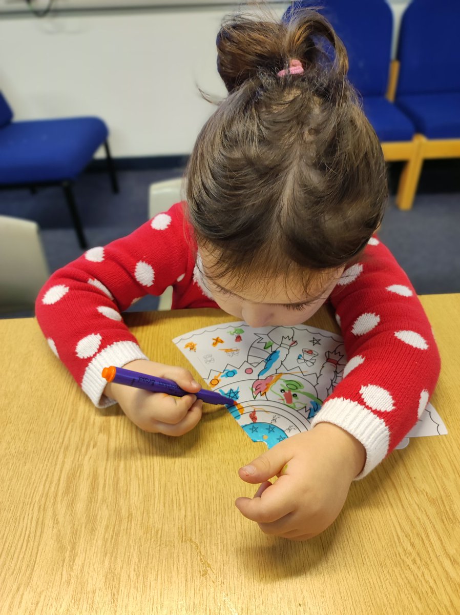 MiniExplorersPD's tweet image. We made Christmas tree decorations this afternoon. We revised colour and shape # EAL 🇷🇴 Mateea was a fantastic help, translating for pupils who have recently joined us @PDCSPrimary #Multilingual 🌎 #peersupport 🤝