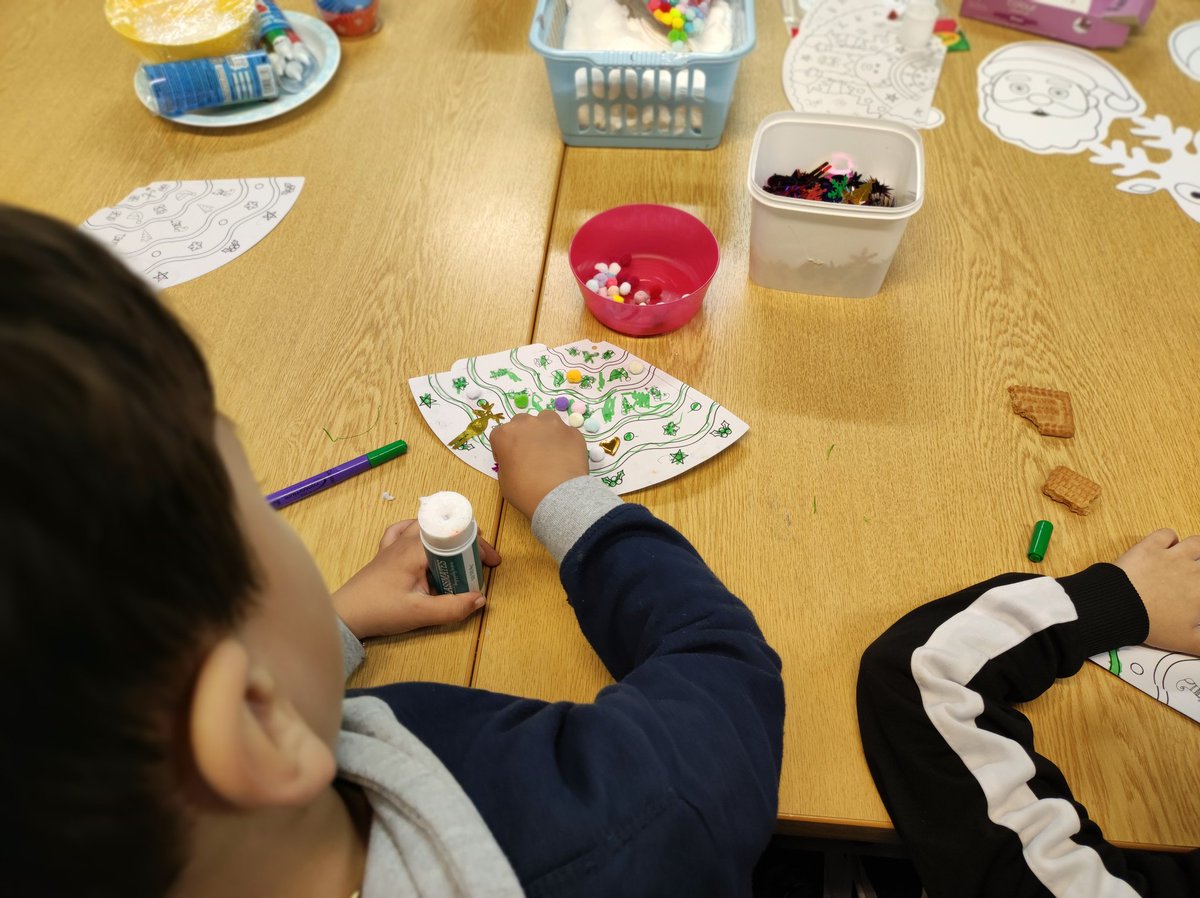 MiniExplorersPD's tweet image. We made Christmas tree decorations this afternoon. We revised colour and shape # EAL 🇷🇴 Mateea was a fantastic help, translating for pupils who have recently joined us @PDCSPrimary #Multilingual 🌎 #peersupport 🤝