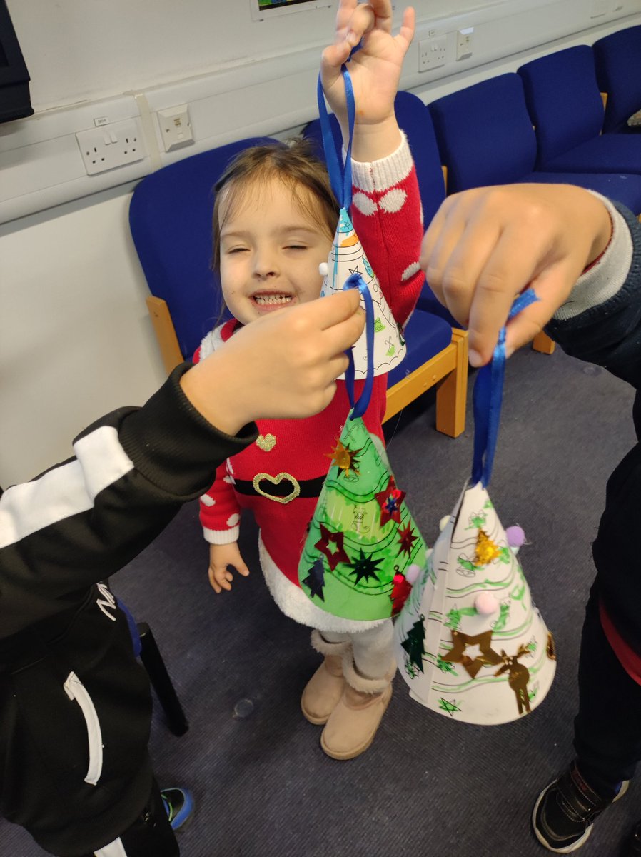 MiniExplorersPD's tweet image. We made Christmas tree decorations this afternoon. We revised colour and shape # EAL 🇷🇴 Mateea was a fantastic help, translating for pupils who have recently joined us @PDCSPrimary #Multilingual 🌎 #peersupport 🤝