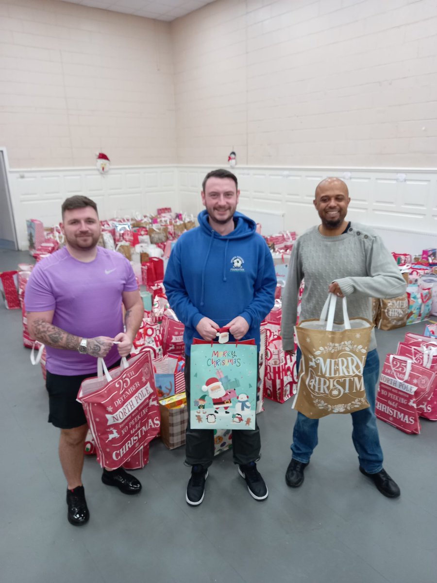 A big thank you to all the volunteers for helping to pick up and sort out Xmas presents from Glasgow Spirit Of Christmas. African Relief Suport at Leithland Neighbourhood Centre has kindly donated presents for our Christmas Eve Walkabout starting from 10am in Darnley 😁🎅'