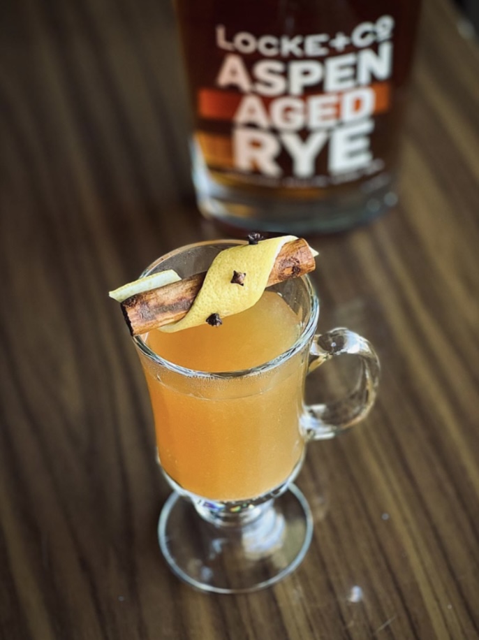 Stay warm with an Apple Cider Hot Toddy 
 #cocktail #americanwhiskey
 youtu.be/HoF0xWMwcVs?si…