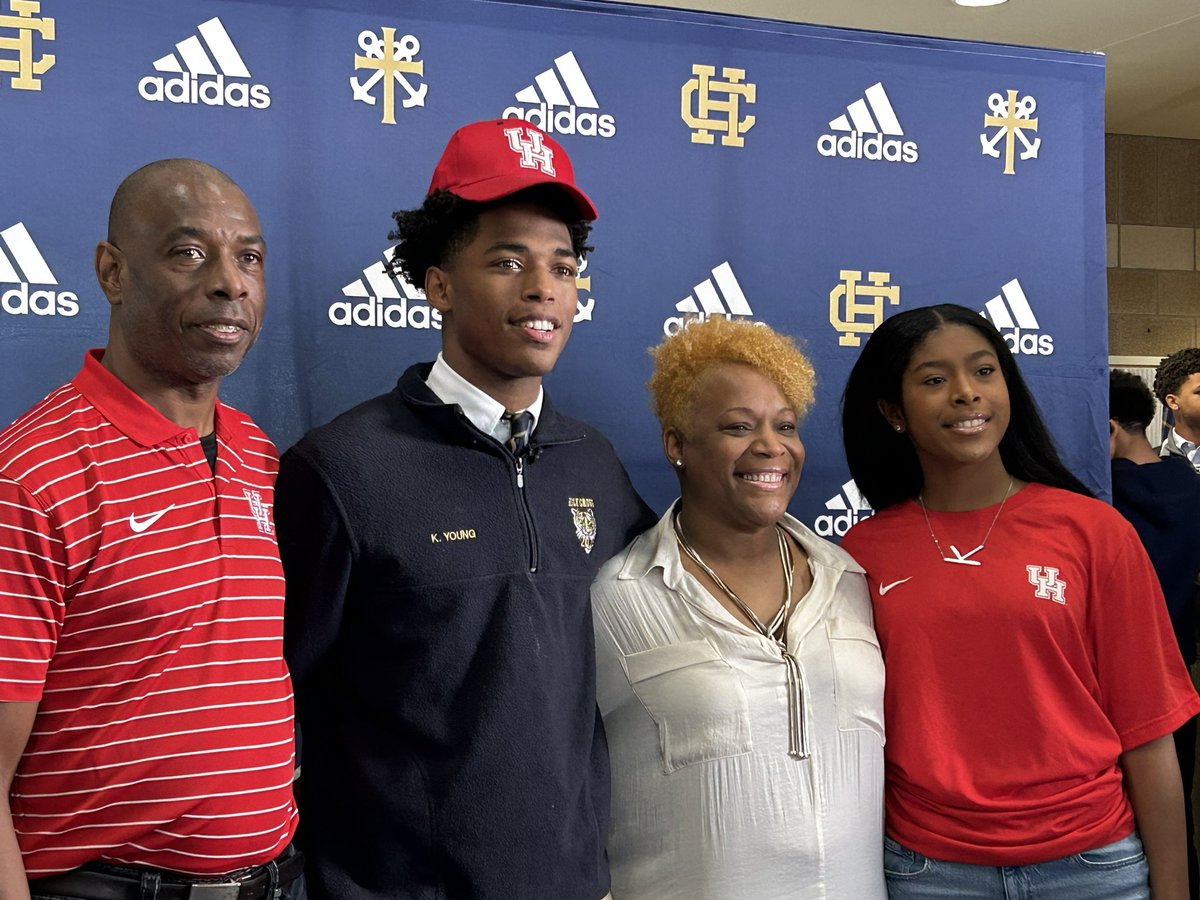 Koby Young (@K2lethal_) chooses head coach @CoachWEFritz and @UHCougarFB. Big get for Houston. @WGNOsports @WGNOtv @HolyCrossFB