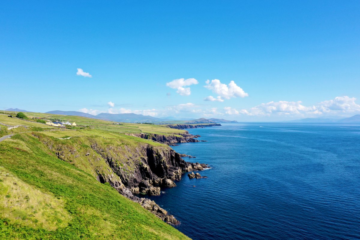 Whatever it is, the Dingle Peninsula inspires, it connects, it “catches the heart off-guard”, and it stays with you. #atlanticocean #kerry #irlandbeforeyoudie #ringofkerry