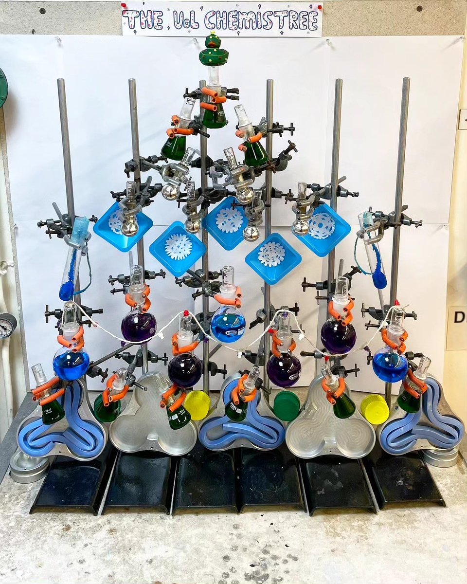 Presenting the 2023 Leicester Chemis-tree 🎄⭐ With festive appearances from: 🧪Liquid chlorophyll 🧪Liquid and crystallised copper sulfate 🧪Liquid potassium permanganate 🧪Elemental silver 🧪Filter paper snowflakes 👏 to @Leicesterchem, @cm_stoke, @Beth_Thur, and @sara_ycho.